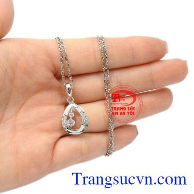 Bộ mặt dây vàng trắng tinh tế, xinh xắn.