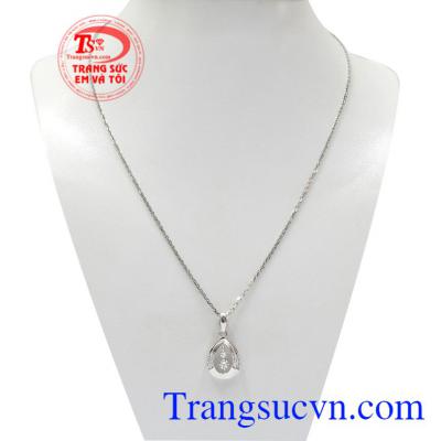 Bộ mặt dây vàng trắng tinh tế được thiết kế vô cùng tinh xảo, lấy cảm hứng từ những giọt nước sương mai, lấp lánh ánh pha lê.