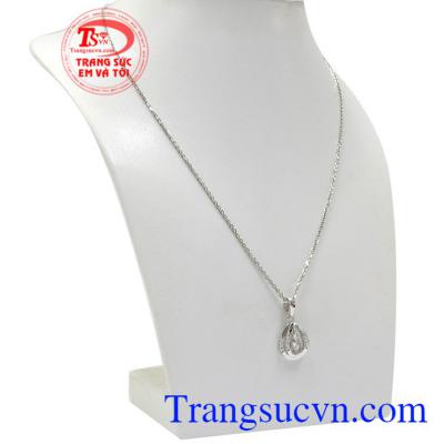 Bộ mặt dây vàng trắng tinh tế là sự lựa chọn của đa số các cô gái yêu thích vẻ nữ tính, đằm thắm.