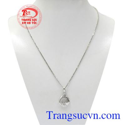 Bộ mặt dây vàng trắng vĩnh cửu là sự kết hợp giữa mặt dây trăng sao và dây chuyền vàng trắng mang lại vẻ nữ tính, duyên dáng cho phái đẹp.