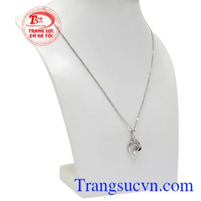 Bộ mặt dây vàng trắng vĩnh cửu là món quà tặng dành cho nữ với ý nghĩa "quyến rũ như bầu trời ban đêm".