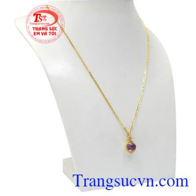 Khi đeo bộ mặt dây thạch anh tím giúp các cô gái trở nên thu hút và nổi bật hơn. Bộ mặt thạch anh tím tinh tế
