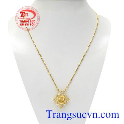 Bộ mặt thạch anh vàng độc đáo được chế tác vô cùng công phu, từng đường nét tỉ mỉ.