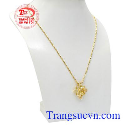 Điểm nổi bật của bộ sản phẩm này là viên thạch anh vàng sáng bóng, màu sắc hài hòa. Bộ mặt thạch anh vàng độc đáo