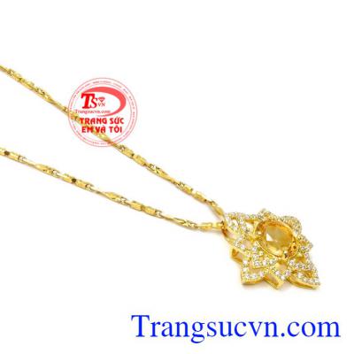 Thạch anh vàng là viên đá giúp hỗ trợ trị bệnh đau đầu, làm tăng khả năng tập trung cho người sử dụng. Bộ mặt thạch anh vàng độc đáo