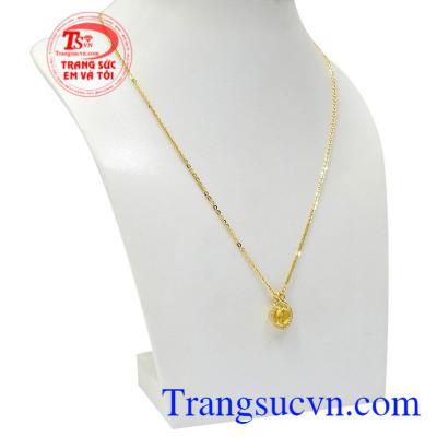 Sản phẩm được chế tác tinh xảo từ đá thạch anh vàng thiên nhiên sáng rực rỡ như ánh nắng mặt trời. Bộ mặt thạch anh vàng thanh thoát