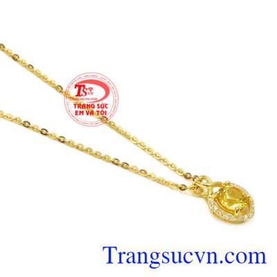 Thạch anh vàng được biết đến với nhiều công dụng trong phong thủy lẫn sức khỏe cho người sử dụng nó. Bộ mặt thạch anh vàng thanh thoát