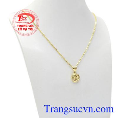 Bộ nữ trang hoa mai vàng được chế tác từ vàng tây 10k với các đường nét tinh tế hợp thời trang.