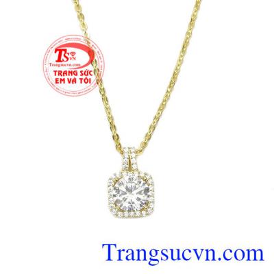 Vẻ bền đẹp của vàng cùng độ lấp lánh của những viên đá cz tạo nên một sản phẩm hoàn hảo. Bộ nữ trang quý phái sang trọng