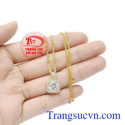Bộ trang sức thích hợp với nhiều trang phục giúp cho người dùng thêm vẻ yêu kiều, duyên dáng. Bộ nữ trang quý phái sang trọng