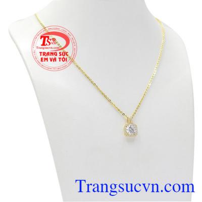 Bộ nữ trang quý phái sang trọng là sự kết hợp giữa vàng tây 10k và đá Cz. 