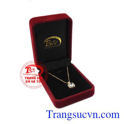 Bộ nữ trang quý phái sang trọng được bảo hành uy tín, giao hàng toàn quốc. Bộ nữ trang quý phái sang trọng.