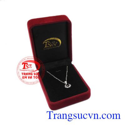 Đá saphir thiên nhiên màu đen hợp mệnh mộc và thủy, mang đến sự may mắn, bình an và thịnh vượng. Bộ nữ trang saphir tinh tế