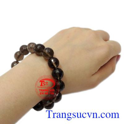 Người ta tin rằng, khi đeo thạch anh khói có thể thanh lọc cơ thể, hấp thụ những nguồn năng lượng tích cực mang lại những điều tốt đẹp cho người sở hữu.