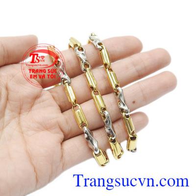 Dây chuyền có thể kết hợp với mặt dây để tạo thêm điểm nhấn khác biệt. Dây chuyền nam nhập khẩu phong cách
