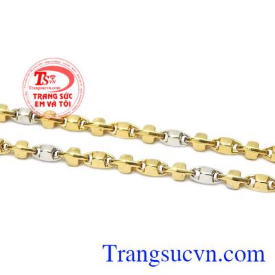 Sự kết hợp vàng trắng và vàng màu làm tăng thêm điểm nhấn cho sản phẩm. Dây chuyền nam thiết kế