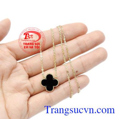 Một vài người tin rằng cỏ bốn lá sẽ mang lại may mắn và hạnh phúc cho người nào tìm thấy. Dây chuyền vàng may mắn