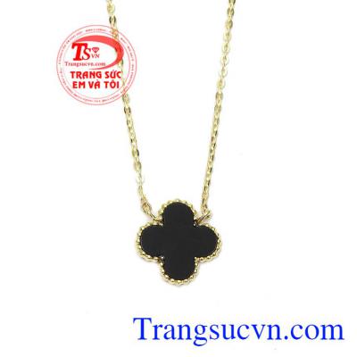 Với kiểu dáng trang nhã, hợp thời trang giúp người dùng dễ dàng kết hợp với các trang phục. Dây chuyền vàng may mắn