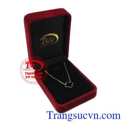 Chính vì vậy những sản phẩm chế tác hình cỏ bốn lá đều được khách hàng ưa chuộng, đặc biệt là phái nữ. Dây chuyền vàng may mắn