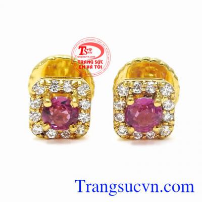 Hoa tai đá Ruby nhỏ xinh là sản phẩm sẽ được nhiều phái đẹp mong chờ bởi vẻ thanh thoát của đôi hoa tai.