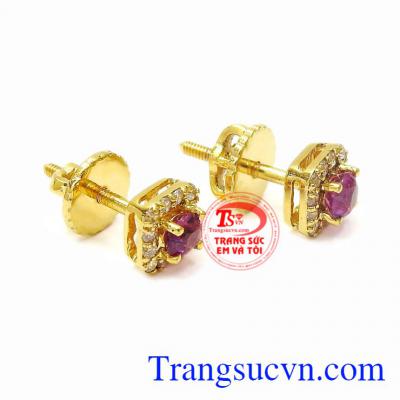 Người chế tác đã tinh tế gắn viên Ruby đắt giá tạo điểm thu hút và đầy lôi cuốn cho sản phẩm.