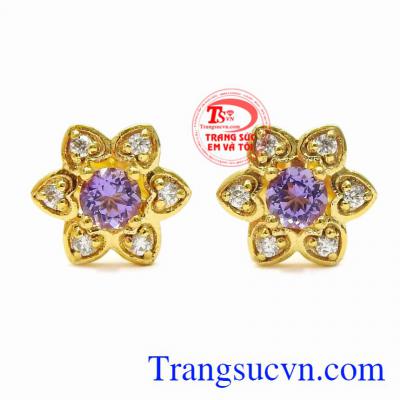 Hoa tai thạch anh tím may mắn được chế tác tinh xảo hình bông hoa, điểm nhấn của đôi hoa tai chính là viên thạch anh tím nằm chính giữa tăng nét cuốn hút.