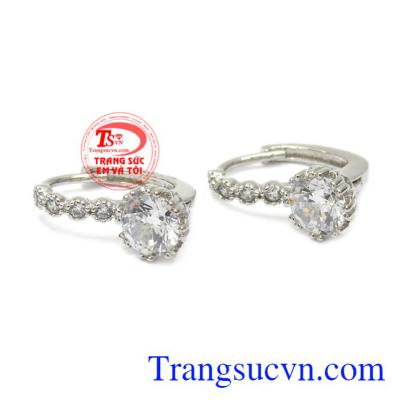 Đây cũng là món quà tặng đầy trang trọng, dễ kết hợp quần áo. Hoa tai vàng trắng kiêu sa