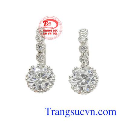 Hoa tai vàng trắng kiêu sa được chế tác hợp xu hướng, công phu, tỉ mỉ.