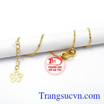 Lắc chân là biểu tượng của vòng tròn không có điểm đầu và điểm cuối, đặc biệt trong tình yêu thì người ta luôn mong muốn tình yêu của mình trường tồn mãi theo thời gian,Lắc chân vàng cá tính