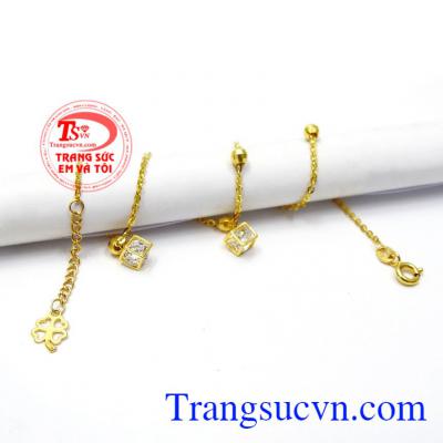 Với thiết kế độc đáo có chi tiết chiếc hộp đựng bên trong là viên đá CZ to mang đến sự mới lạ và bắt sáng nổi bật từ đá CZ,Lắc chân vàng độc đáo