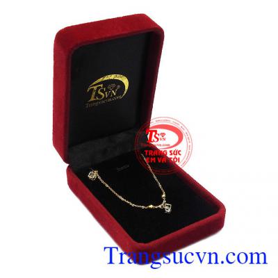 Đây sẽ là gợi ý món quà vô cùng ý nghĩa cho các bạn nam để dành tặng cho một nửa của mình cùng hàm ý muốn "giữ chân" cô gái ấy ở lại bên bạn,Lắc chân vàng độc đáo