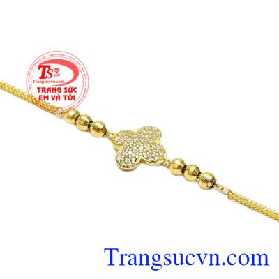 Lắc tay cỏ bốn lá được chế tác từ vàng tây 10k bền đẹp, sáng bóng. 