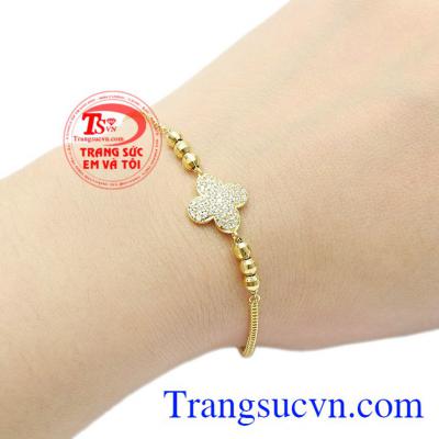 Mang ý nghĩa may mắn vì thế những sản phẩm cỏ bốn lá luôn được các chị em yêu thích. Lắc tay cỏ bốn lá