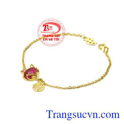 Lắc tay hồ ly quyến rũ là sự kết hợp hoàn hảo từ đá nhân tạo và vàng tây 10k sáng bóng.