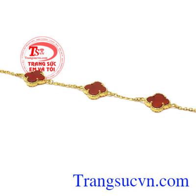 Lắc tay mã não may mắn được chế tác từ vàng tây 10k cùng đá mã não thiên nhiên.