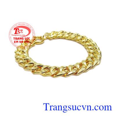 Lắc tay nam thời trang mới được thiết kế với các chi tiết phay sáng bóng, tạo điểm nhấn.