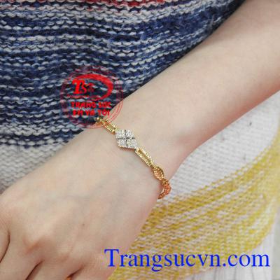 Sản phẩm kết hợp cùng nhiều trang phục, phụ kiện khác nhau.