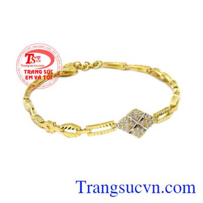 Lắc tay nữ cá tính được kết hợp từ vàng tây 10k cùng đá cz lấp lánh.