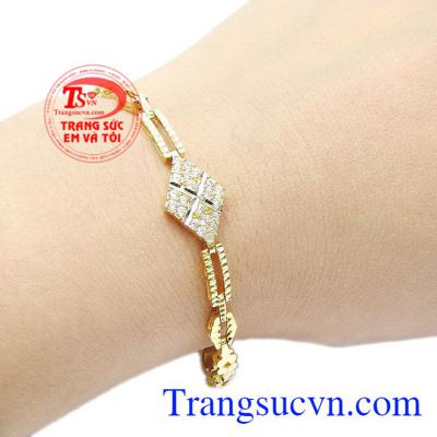 Chiếc lắc tay phù hợp khiến cho người con gái càng thêm cuốn hút và quyến rũ. Lắc tay nữ cá tính