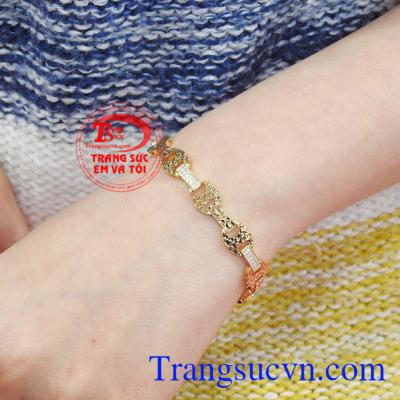 Nếu với phái mạnh đồng hồ là phụ kiện không thể thiếu thì với phái nữ, lắc tay cũng vậy. Lắc tay nữ sang trọng