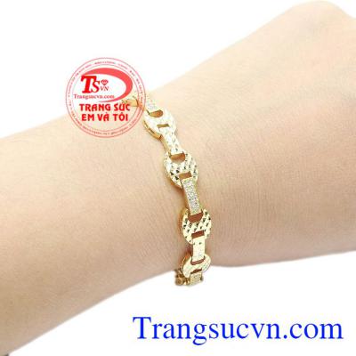 Chiếc lắc tay với các đường nét tinh tế, các điểm phay bắt sáng cùng những viên đá nhỏ lấp lánh giúp cho dù ở bất cứ đâu thì người đeo vẫn luôn nổi bật. Lắc tay nữ sang trọng