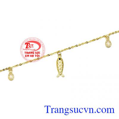 Kết hợp cùng đó là những viên đá CZ sáng lấp lánh tạo thêm sự nổi bật, thu hút và nữ tính cho phái đẹp,Lắc tay nữ vàng hình cá may mắn