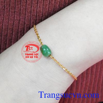 Ngọc Jadeite từ xa xưa được các vị vua chúa rất ưa chuộng, luôn mang bên mình để cầu may mắn, suôn sẻ,Lắc tay nữ vàng Jadeite nhỏ nhắn