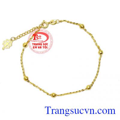 Thiết kế nhẹ nhàng, tinh xảo kết hợp cùng những viên charm bi nhỏ mang lại sự dịu dàng, nữ tính,Lắc tay nữ vàng tinh tế