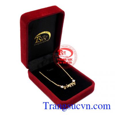 Bên cạnh đó việc tặng lắc tay còn mang ý nghĩa mong muốn họ luôn khỏe mạnh,Lắc tay vàng chữ Happy