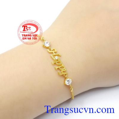 Đây sẽ là món quà vô cùng ý nghĩa dành cho phái đẹp với mong muốn một nửa còn lại của thế giới sẽ luôn vui tươi, hạnh phúc,Lắc tay vàng chữ Happy