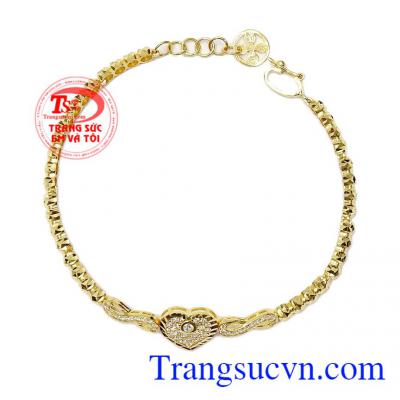 Đối với các cặp đôi yêu nhau, trang sức vô cực có ý nghĩa đặc biệt, nó tượng trưng cho tình yêu vô hạn, không bao giờ kết thúc, gắn kết trái tim hai người với nhau,Lắc tay vàng tình yêu bền lâu