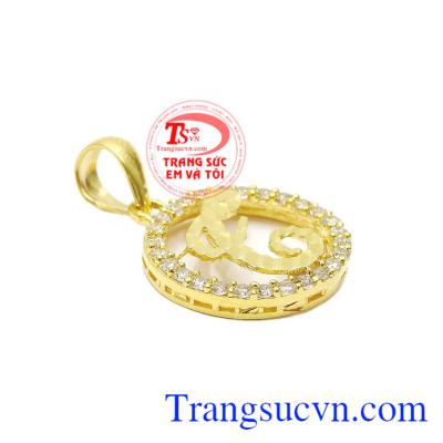 Mặt dây chữ T lấp lánh đúng như tên gọi của sản phẩm.