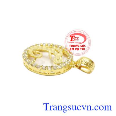 Thiết kế cầu kỳ cùng các đường nét phay bắt sáng giúp cho sản phẩm càng thêm nổi bật. Mặt dây chữ T lấp lánh