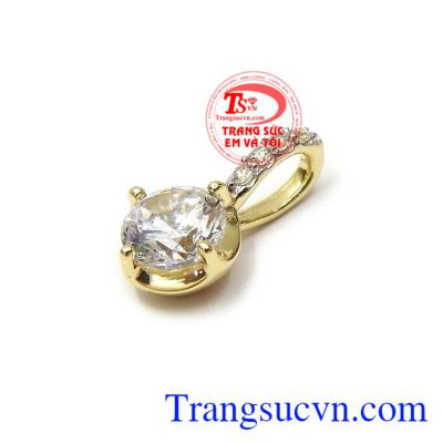 Mặt dây vàng kết hợp với nhiều loại dây chuyền tạo nên phong cách và cá tính riêng cho người đeo